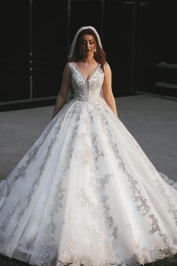 Precioso vestido de novia largo de princesa con escote en V, tul y apliques de encaje
