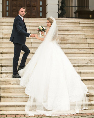 Precioso vestido de novia largo de princesa con escote en V, tul y encaje