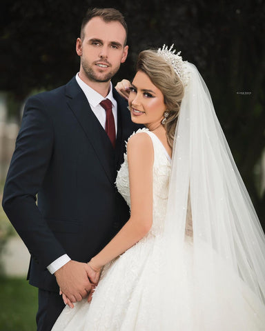 Precioso vestido de novia largo de princesa con escote en V, tul y encaje