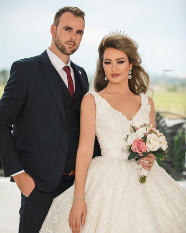 Precioso vestido de novia largo de princesa con escote en V, tul y encaje