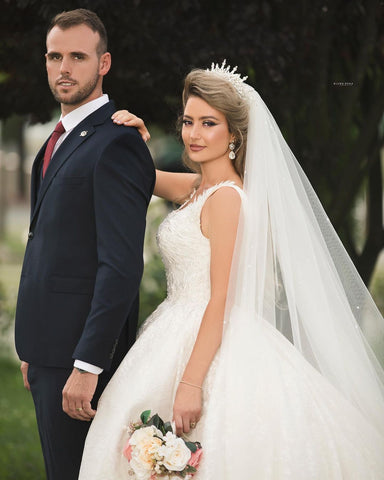 Precioso vestido de novia largo de princesa con escote en V, tul y encaje