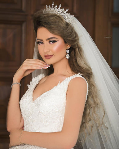 Precioso vestido de novia largo de princesa con escote en V, tul y encaje