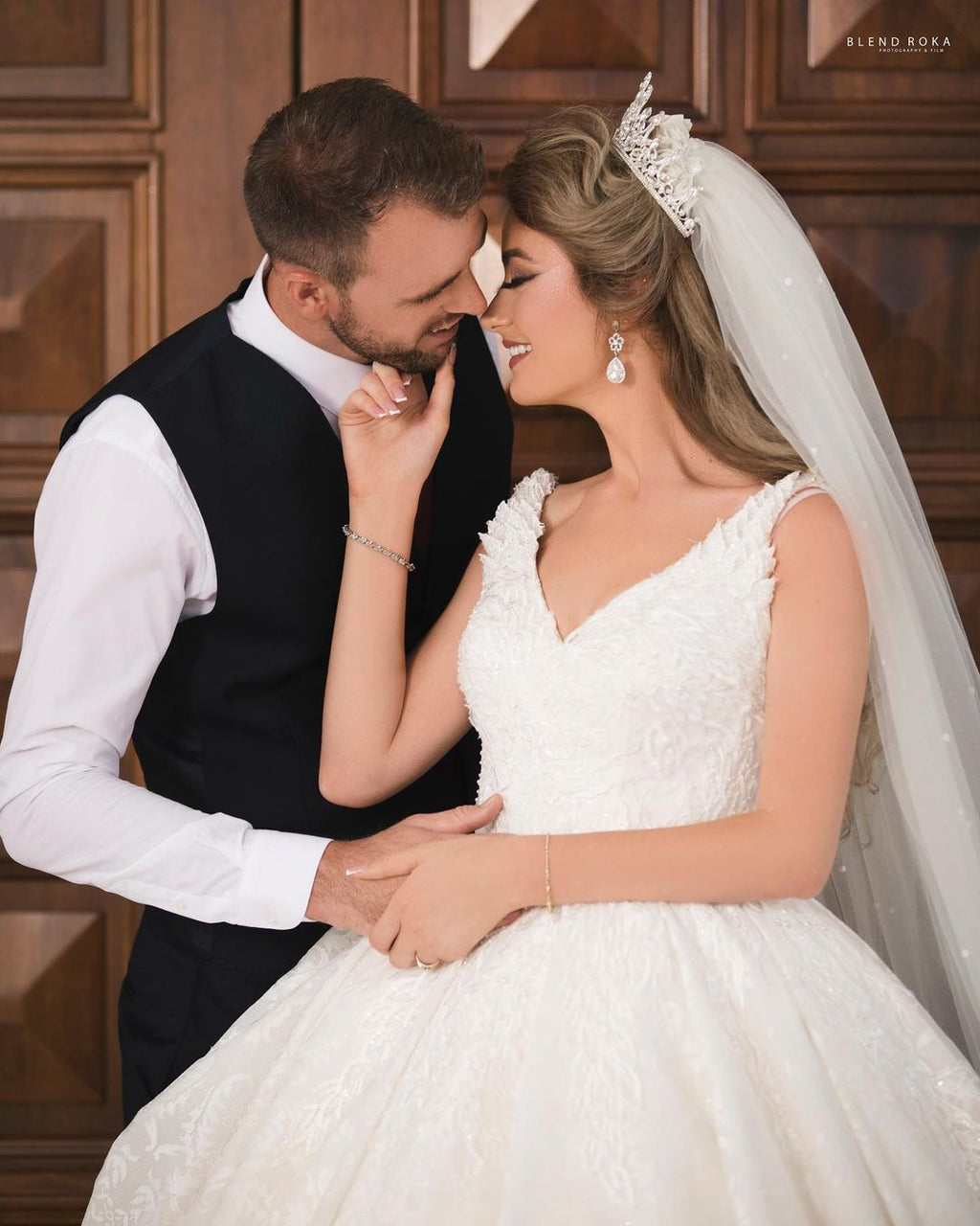 Precioso vestido de novia largo de princesa con escote en V, tul y encaje