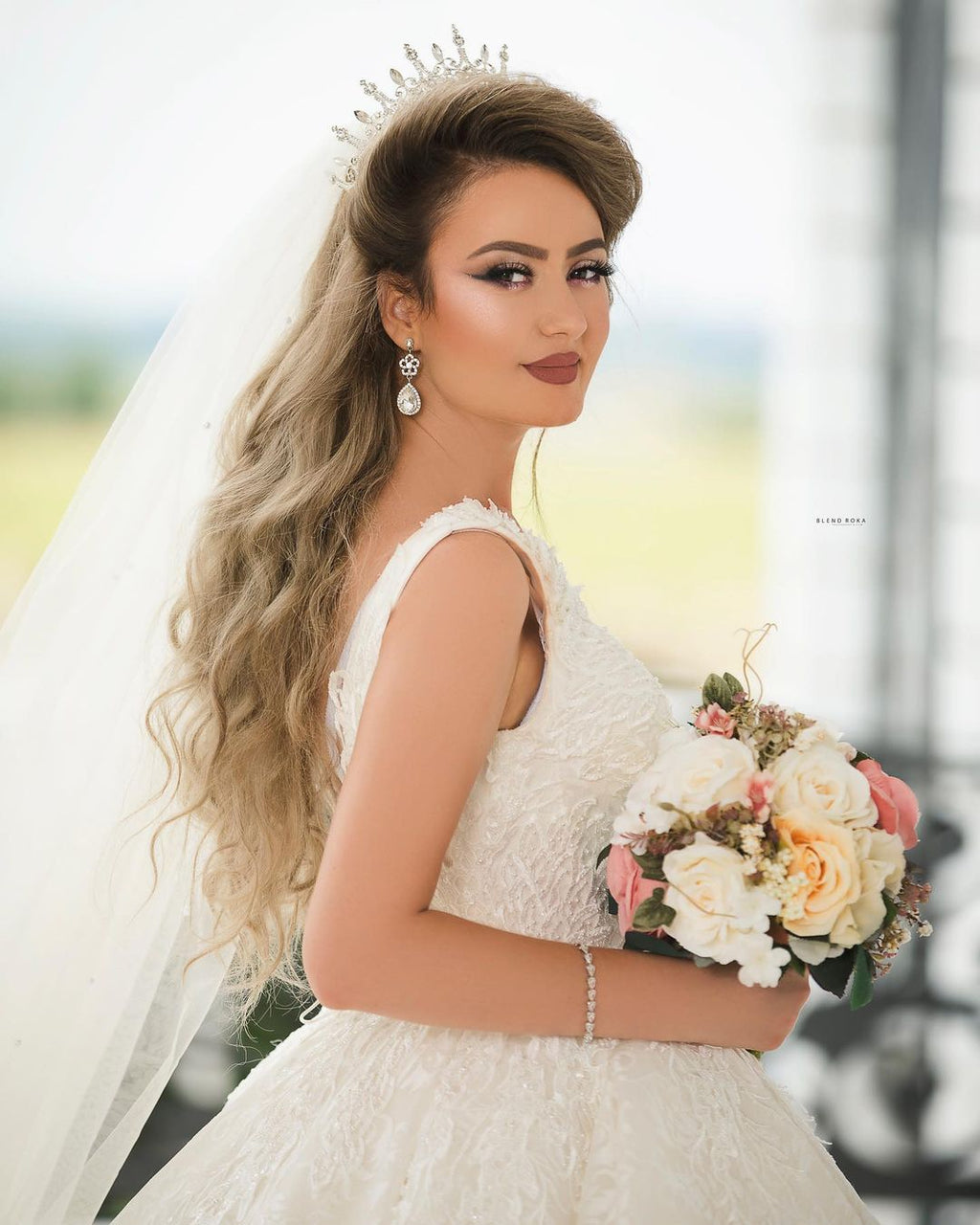 Precioso vestido de novia largo de princesa con escote en V, tul y encaje