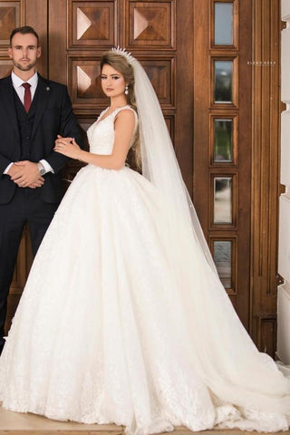 Precioso vestido de novia largo de princesa con escote en V, tul y encaje