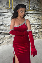 Magnifique robe de bal rouge longue asymétrique à sequins, sans manches et fendue.