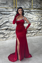 Magnifique robe de bal rouge longue asymétrique à sequins, sans manches et fendue.