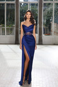Precioso vestido largo de fiesta azul marino sin mangas con cuentas y abertura
