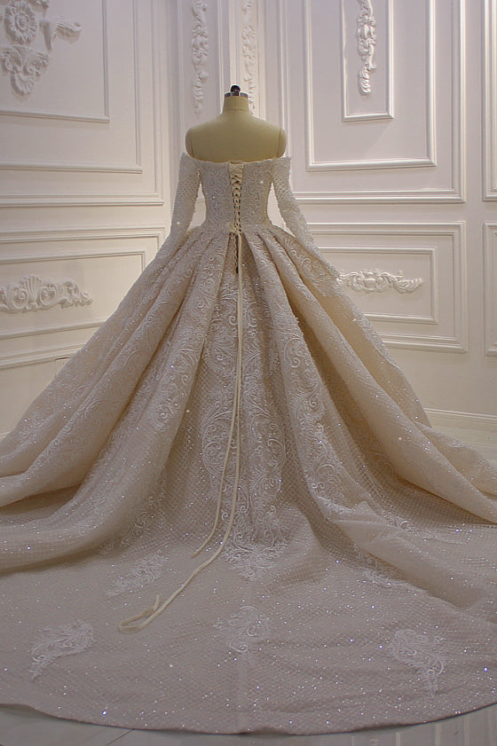 Precioso vestido de novia de corte princesa con apliques de encaje, manga larga y hombros descubiertos