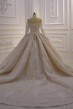 Precioso vestido de novia de corte princesa con apliques de encaje, manga larga y hombros descubiertos
