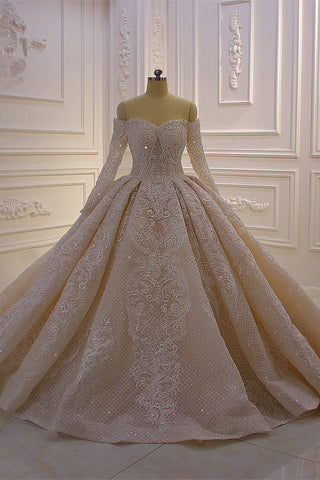 Precioso vestido de novia de corte princesa con apliques de encaje, manga larga y hombros descubiertos