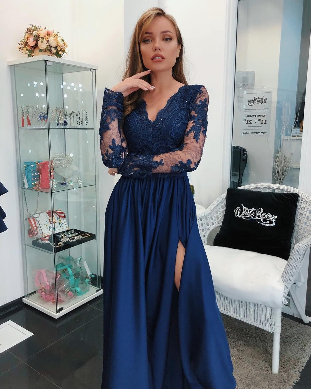 Magnifique robe de bal bleue en mousseline de soie, coupe trapèze, manches longues et fente.