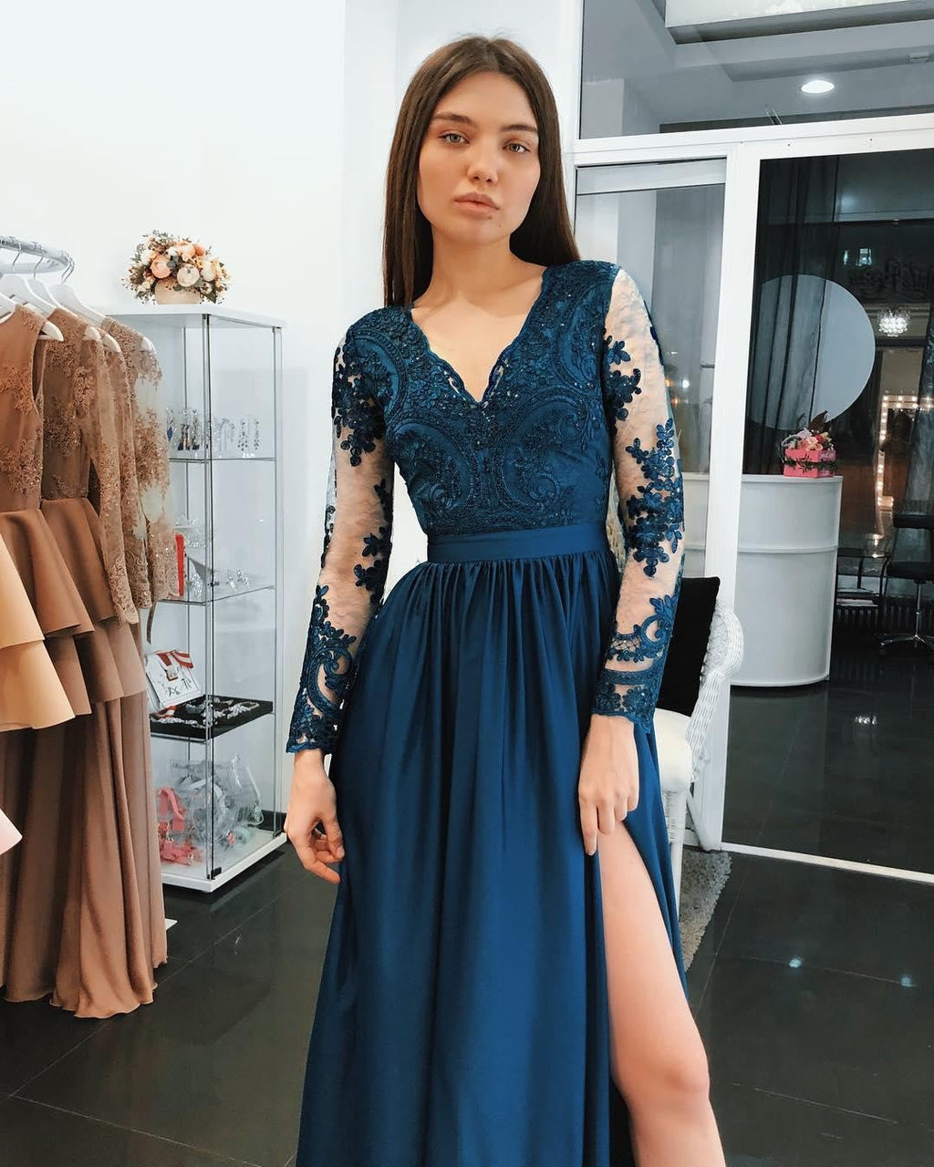 Magnifique robe de bal bleue en mousseline de soie, coupe trapèze, manches longues et fente.