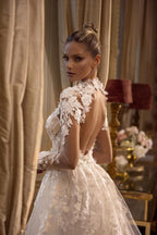Magnifique robe de mariée trapèze à manches longues, ornée de tulle et de dentelle, dos nu et fente.