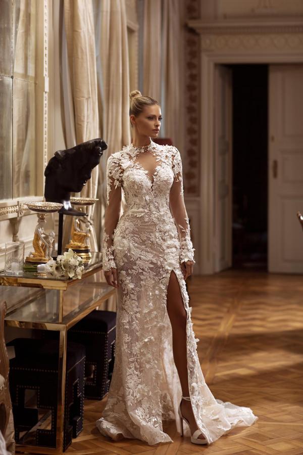 Magnifique robe de mariée trapèze à manches longues, ornée de tulle et de dentelle, dos nu et fente.