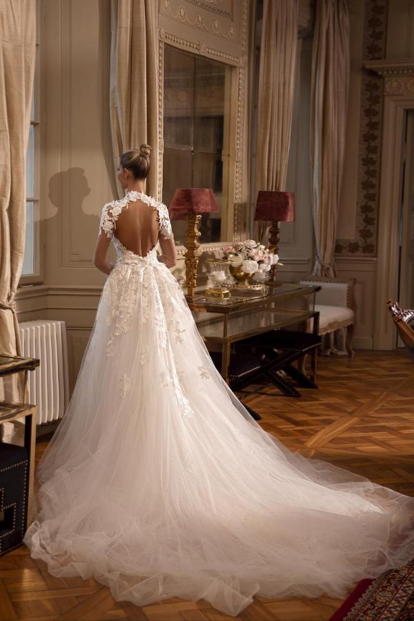 Magnifique robe de mariée trapèze à manches longues, ornée de tulle et de dentelle, dos nu et fente.