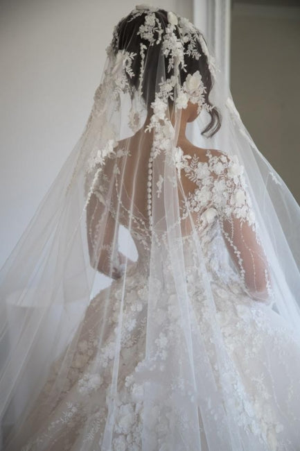 Robe de mariée somptueuse à manches longues en dentelle florale douce et décolleté en V 