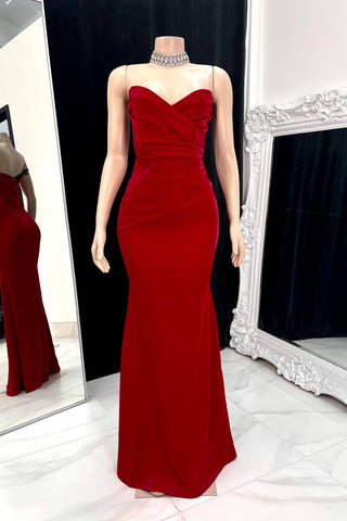 Precioso vestido largo de sirena sin mangas con escote corazón y fruncido para baile de graduación.