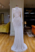 Precioso vestido de fiesta largo blanco de sirena con cuello alto, lentejuelas y mangas largas.