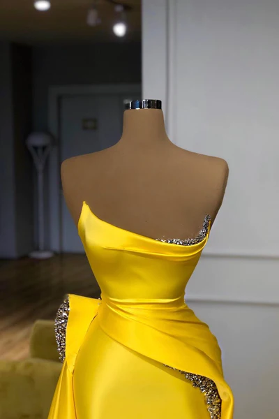 Precioso vestido largo de fiesta amarillo de corte A, sin mangas y con lentejuelas