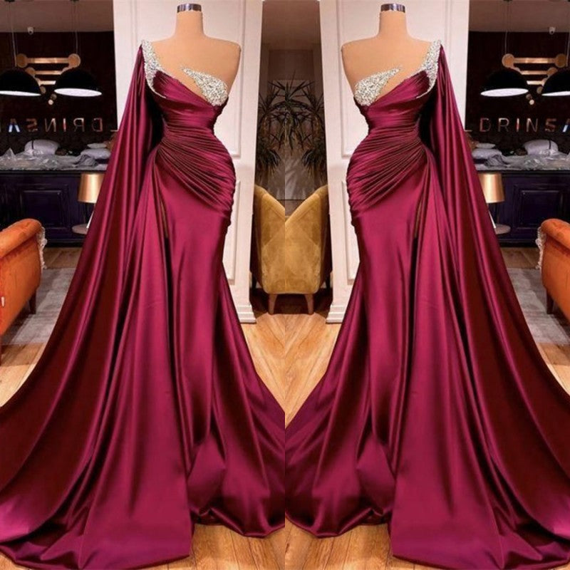 Precioso vestido de noche de sirena con cuentas y volantes