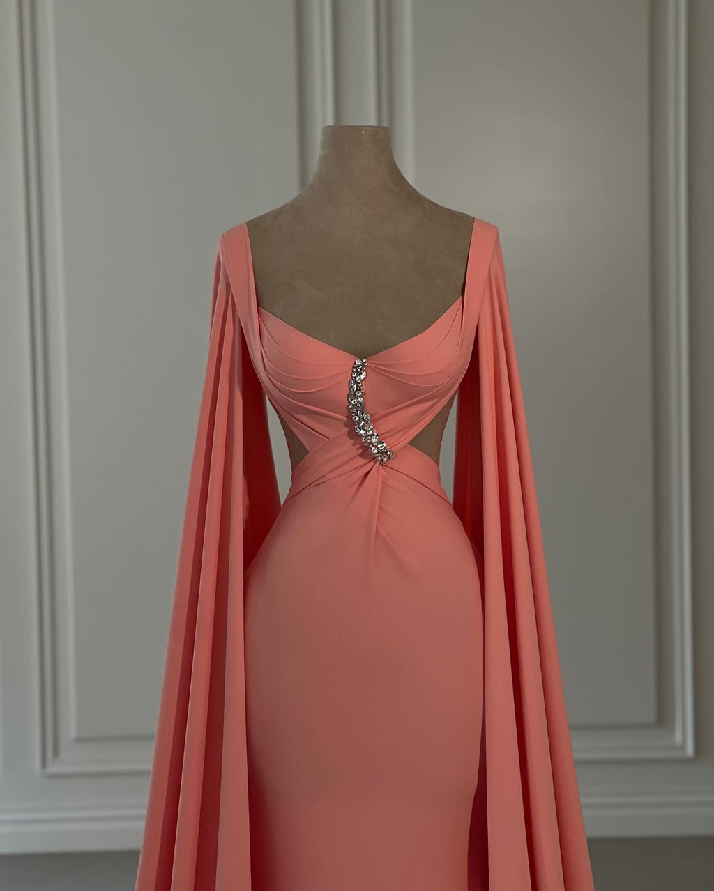 Preciosos vestidos de fiesta de sirena de gasa con hombros descubiertos y mangas cortas, adornados con pedrería.