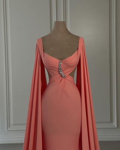 Preciosos vestidos de fiesta de sirena de gasa con hombros descubiertos y mangas cortas, adornados con pedrería.