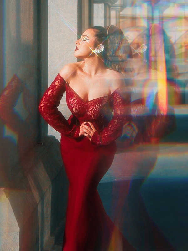Magnifique robe de bal sirène en satin tissé élastique à appliqués, épaules dénudées et manches longues