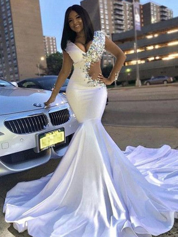 Magnifique robe de bal sirène en satin extensible tissé ornée de perles, col en V, manches longues et traîne.