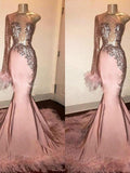 Magnifique robe de bal sirène en satin élastique tissé ornée de plumes et de fourrure, à une épaule et manches longues.