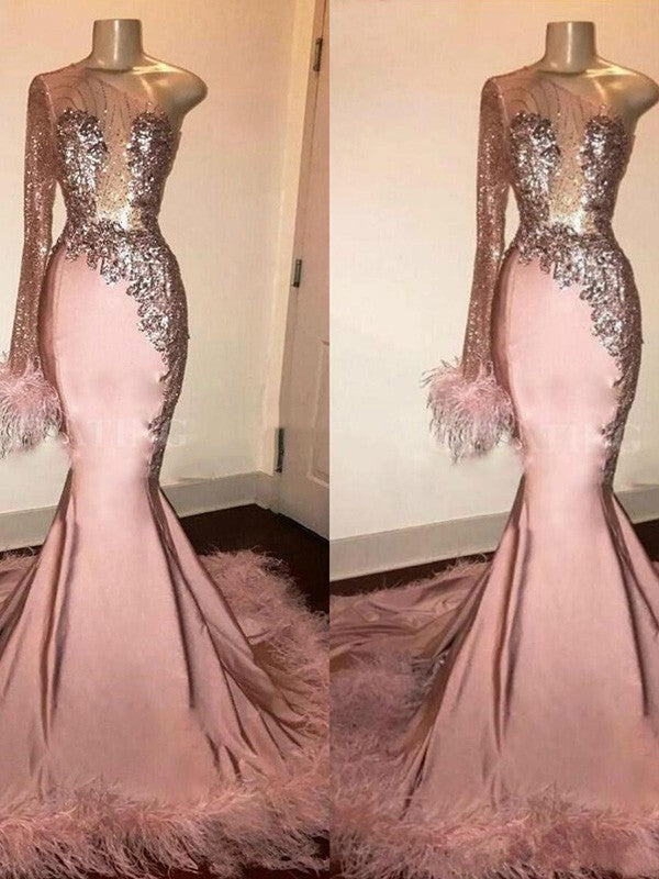 Magnifique robe de bal sirène en satin élastique tissé ornée de plumes et de fourrure, à une épaule et manches longues.
