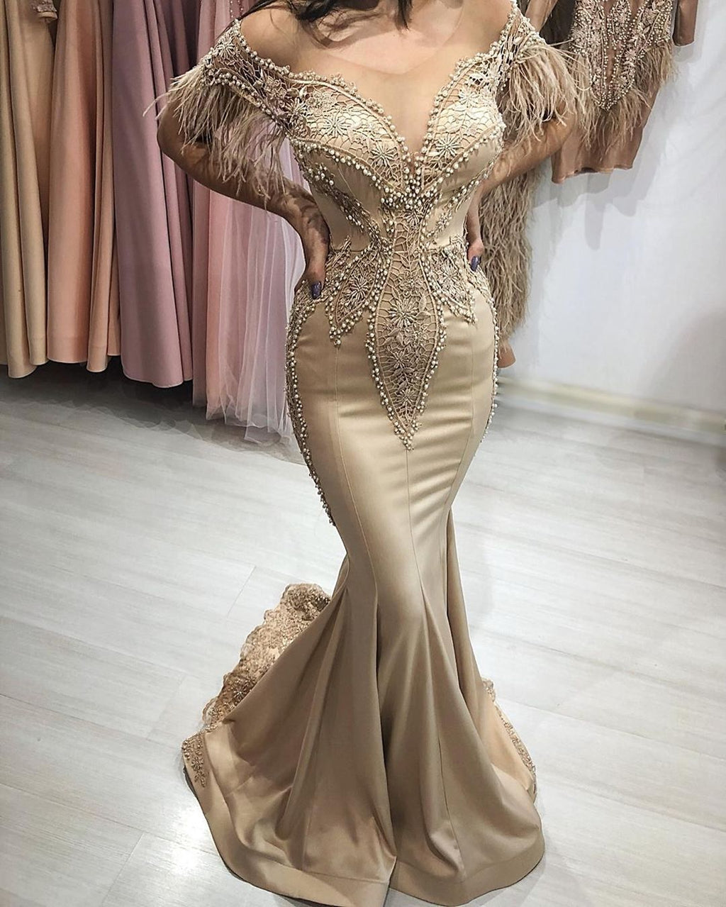Magnifique robe de bal longue sirène à épaules dénudées et manches