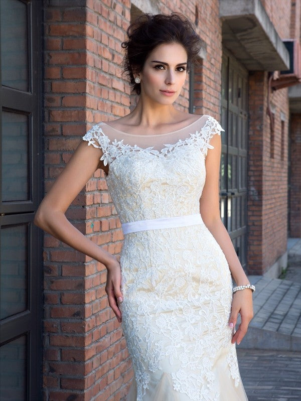 Preciosos vestidos largos de fiesta de tul con cuello transparente, apliques en el cuello y mangas cortas, estilo sirena.