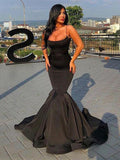 Magnifique robe de bal sirène sans manches à fines bretelles et volants en satin