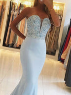 Preciosos vestidos de fiesta de satén con escote corazón y cuentas, estilo sirena, sin mangas, sin mangas.