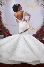 Magnifique robe de mariée sirène à épaules dénudées, manches longues, volants et perles appliquées