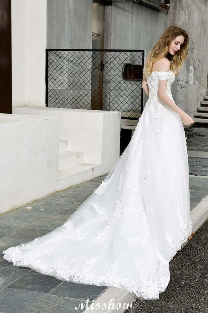 Precioso vestido de novia blanco de corte A con hombros descubiertos y apliques de encaje de jardín.