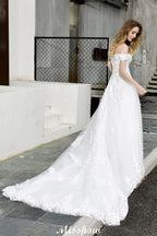Precioso vestido de novia blanco de corte A con hombros descubiertos y apliques de encaje de jardín.