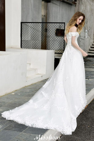 Precioso vestido de novia blanco de corte A con hombros descubiertos y apliques de encaje de jardín.