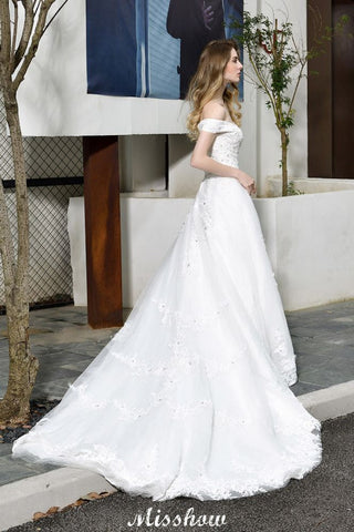 Precioso vestido de novia blanco de corte A con hombros descubiertos y apliques de encaje de jardín.