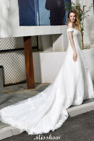 Precioso vestido de novia blanco de corte A con hombros descubiertos y apliques de encaje de jardín.