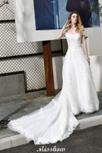 Precioso vestido de novia blanco de corte A con hombros descubiertos y apliques de encaje de jardín.