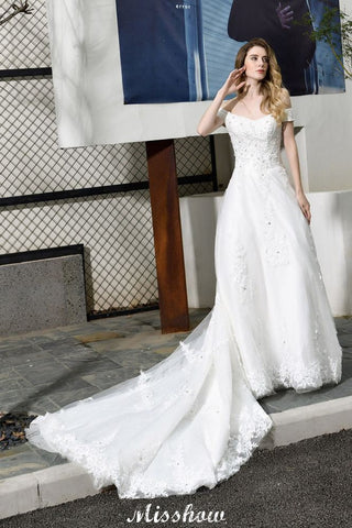 Precioso vestido de novia blanco de corte A con hombros descubiertos y apliques de encaje de jardín.