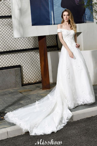 Precioso vestido de novia blanco de corte A con hombros descubiertos y apliques de encaje de jardín.