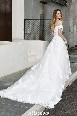 Precioso vestido de novia blanco de corte A con hombros descubiertos y apliques de encaje de jardín.