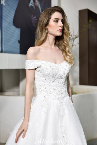 Precioso vestido de novia blanco de corte A con hombros descubiertos y apliques de encaje de jardín.