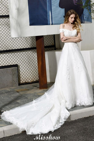 Precioso vestido de novia blanco de corte A con hombros descubiertos y apliques de encaje de jardín.