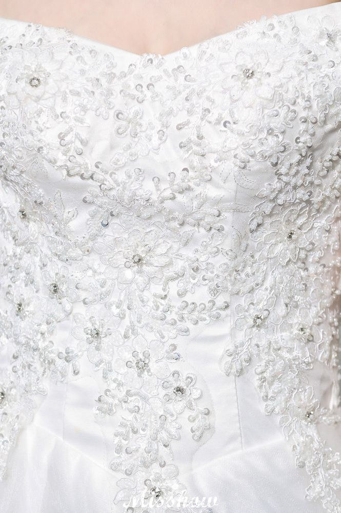 Precioso vestido de novia blanco de corte A con hombros descubiertos y apliques de encaje de jardín.