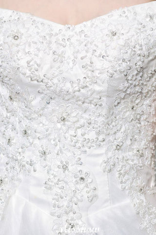 Precioso vestido de novia blanco de corte A con hombros descubiertos y apliques de encaje de jardín.