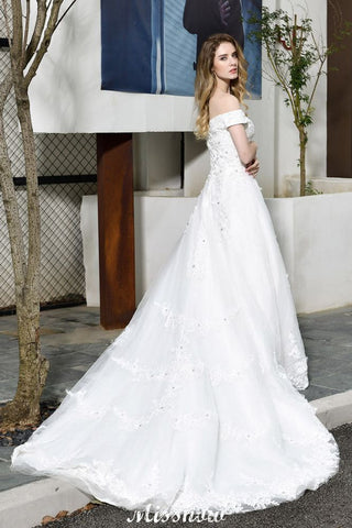 Precioso vestido de novia blanco de corte A con hombros descubiertos y apliques de encaje de jardín.